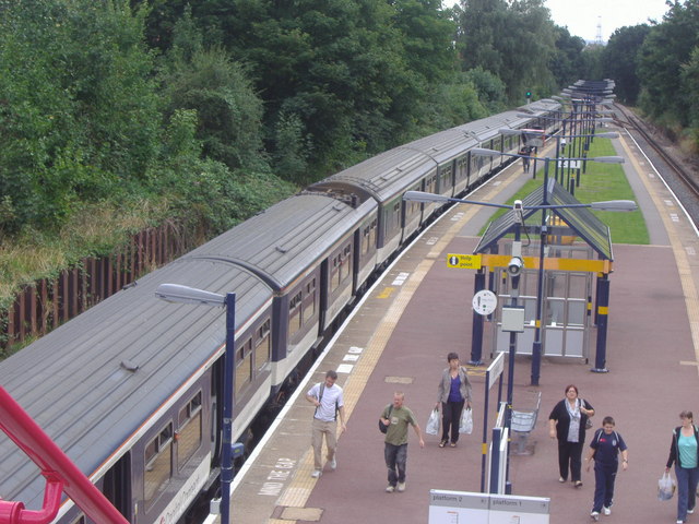 Train at St Helier station © David Howard cc-by-sa/2.0 :: Geograph ...