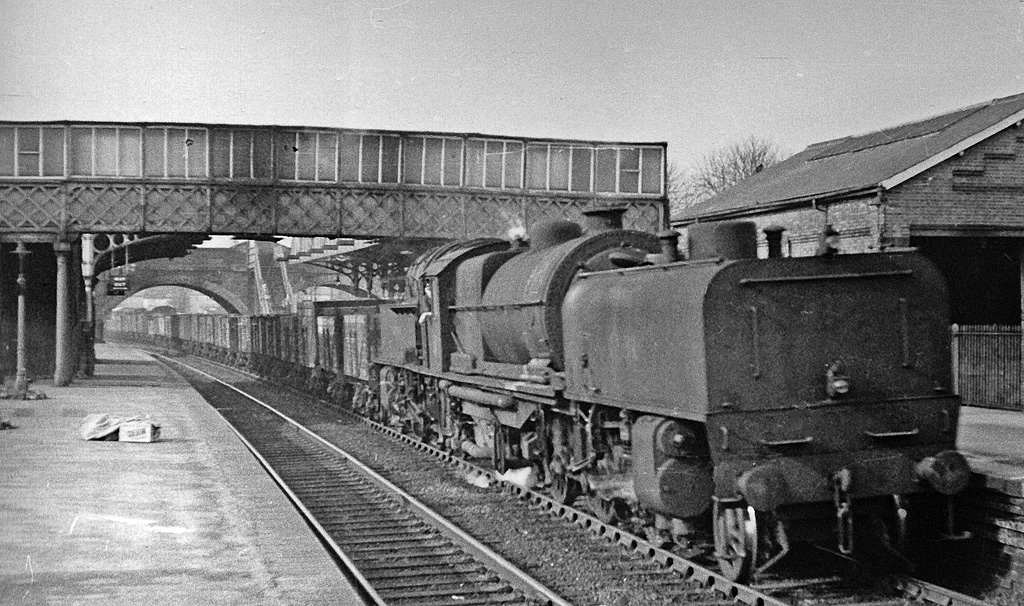 Elstree Station With A Garratt On An Up © Ben Brooksbank Cc By Sa2