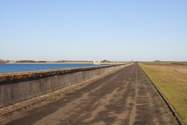 Footpath along the dam