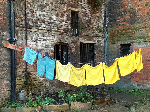 Washing line in recess beneath Nottingham Castle