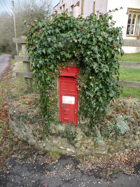 Chalmington: postbox № DT2 75