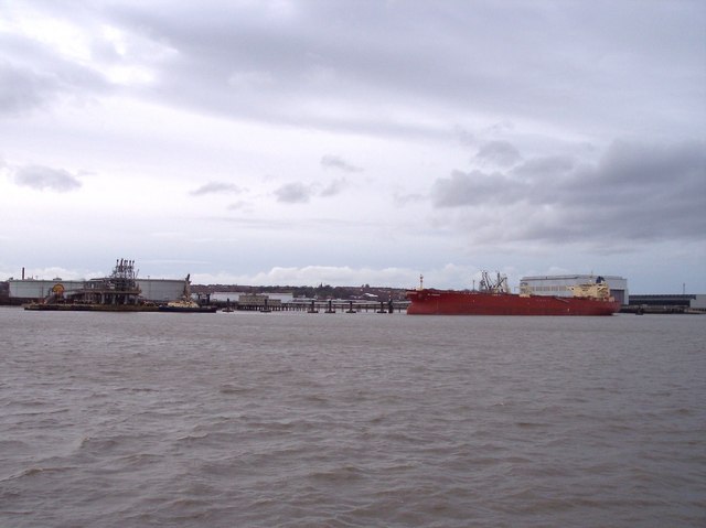 Oil tanker at Tranmere Oil Terminal © Raymond Knapman cc-by-sa/2.0 ...