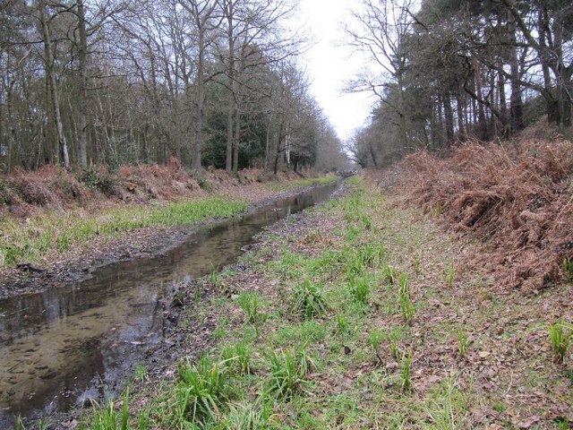 Dry canal towards the lock © Bill Nicholls cc-by-sa/2.0 :: Geograph ...