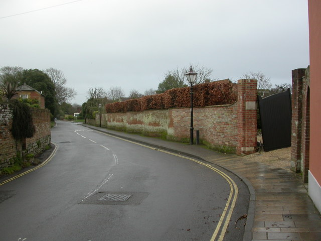 Lymington, crinkle-crankle wall (i)