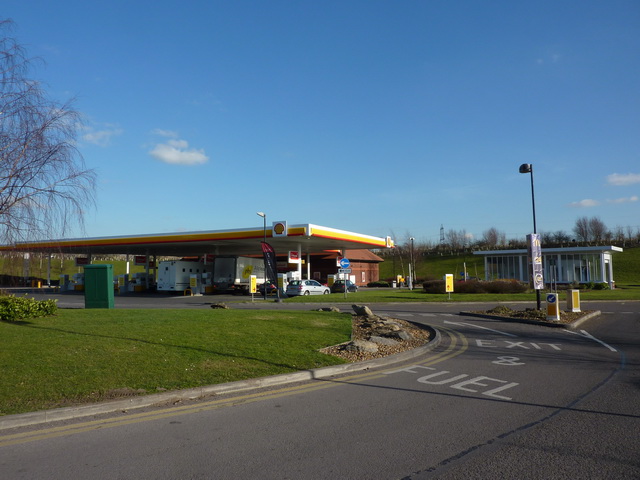 Shell filling station, Baldock Services,... © Alexander P Kapp cc-by-sa ...