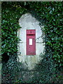 Lyndhurst: postbox № SO43 47, Pikes Hill