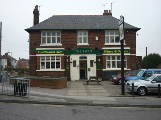 The Swan on Low Street, Sherburn in... © Ian S cc-by-sa/2.0 :: Geograph ...