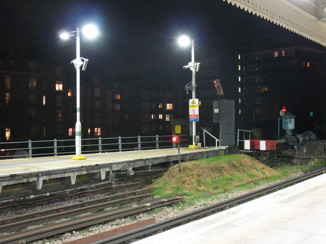 Terminal platform at Putney Bridge station