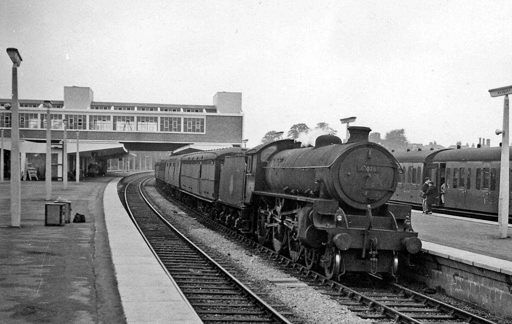 Banbury Station, with Newcastle -... © Ben Brooksbank :: Geograph ...