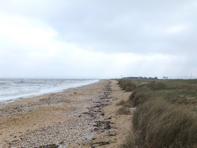 Looking south along the beach towards... © Stefan Czapski cc-by-sa/2.0 ...