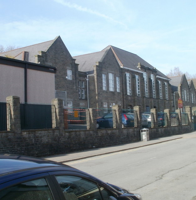 Crumlin High Level Primary School © Jaggery ccbysa/2.0 Geograph