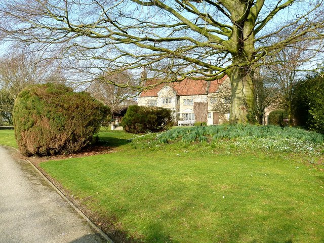 Crayke Manor © Paul Buckingham cc-by-sa/2.0 :: Geograph Britain and Ireland