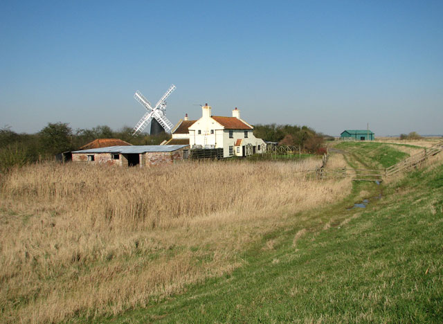 approaching-seven-mile-house-reedham-evelyn-simak-cc-by-sa-2-0