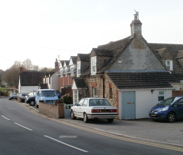 Blunsdon Road houses, Haydon Wick,... © Jaggery Geograph Britain and