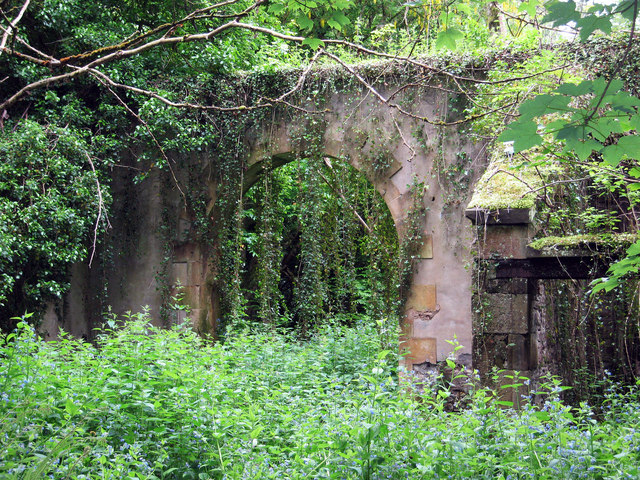 Archway in Derelict Outbuilding © Jean Aldridge cc-by-sa/2.0 ...