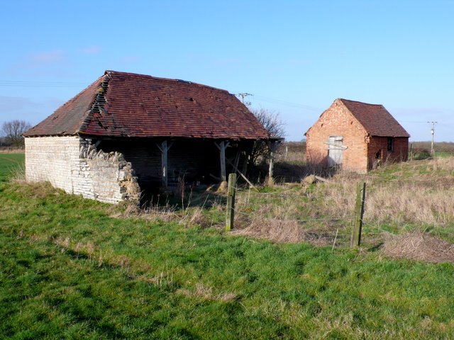 Derelict Farm Buildings near Luddington © Nigel Mykura cc-by-sa/2.0 ...