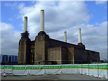 TQ2877 : Battersea power station by Thomas Nugent