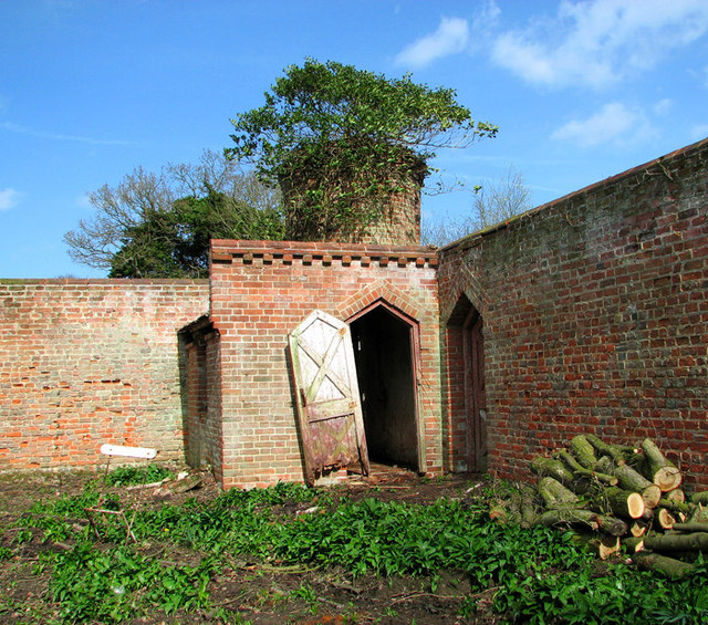 Dovecote by the entrance to Bessingham... © Evelyn Simak :: Geograph ...