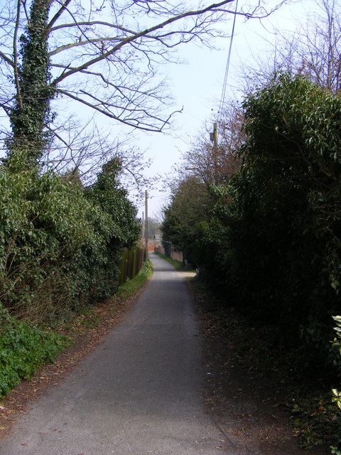Footpath to the B1121 North Entrance