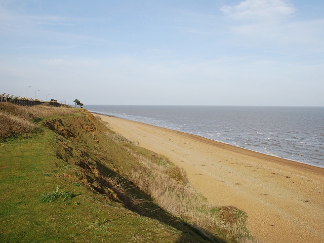 Bawdsey Beach © Patrick Mackie cc-by-sa/2.0 :: Geograph Britain and Ireland