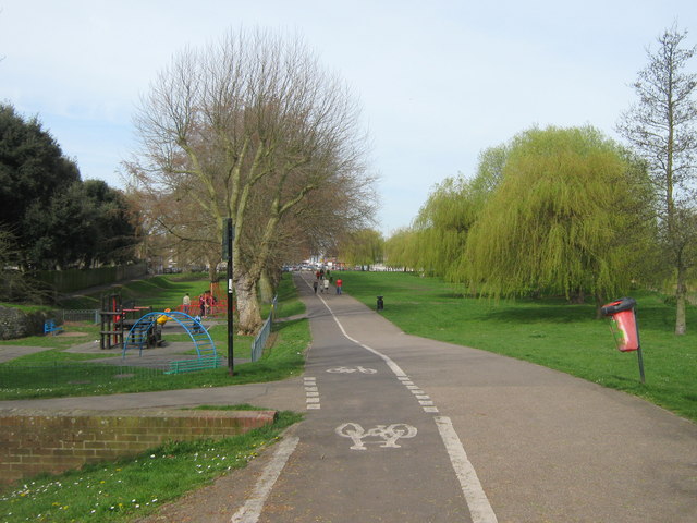 Footpath junction near the River Stour