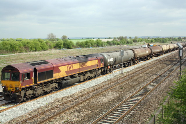 Oil train passes Moreton Cutting on the approach to Fulscot Bridge