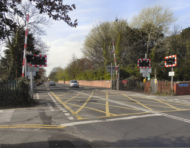 Crescent Road Level Crossing © David Dixon :: Geograph Britain and Ireland