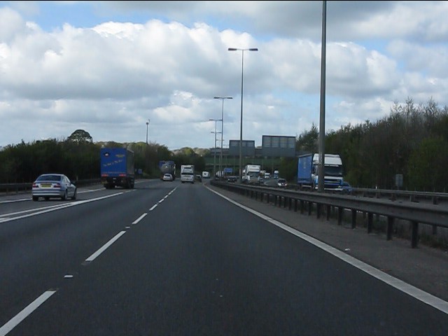 M40 motorway west of junction 4 © Peter Whatley cc-by-sa/2.0 ...