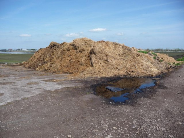 muck-heap-on-hardstanding-christine-johnstone-cc-by-sa-2-0