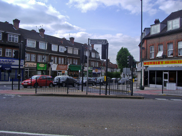 Forty Avenue at junction of Preston... © David Howard cc-by-sa/2.0 ...