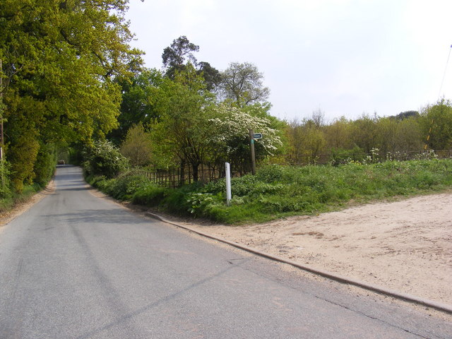 B1078 Ash Road & the footpath to Ivy Lodge Road
