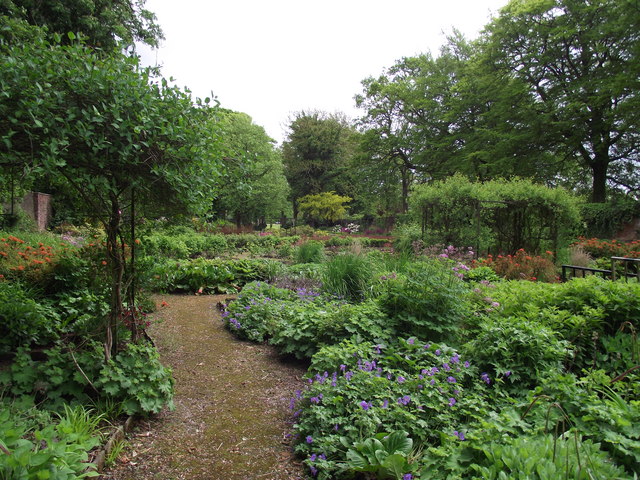 Walled garden, Moss Bank Park © Phil Platt cc-by-sa/2.0 :: Geograph ...