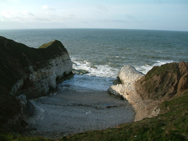 Beach between the cliffs at Thornwick © Leslie cc-by-sa/2.0 :: Geograph ...