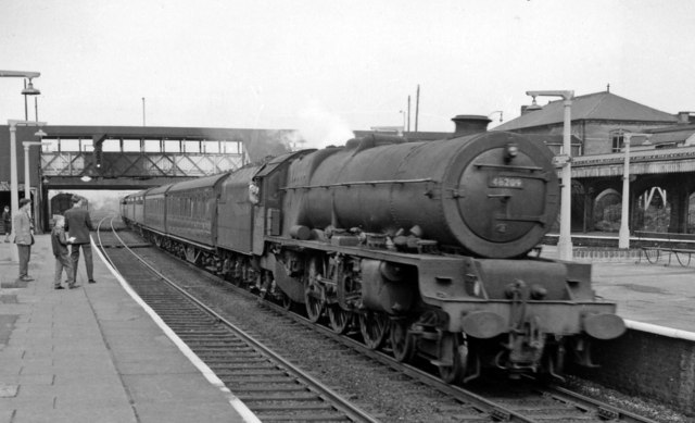 Willesden Junction, with Up... © Ben Brooksbank cc-by-sa/2.0 ...