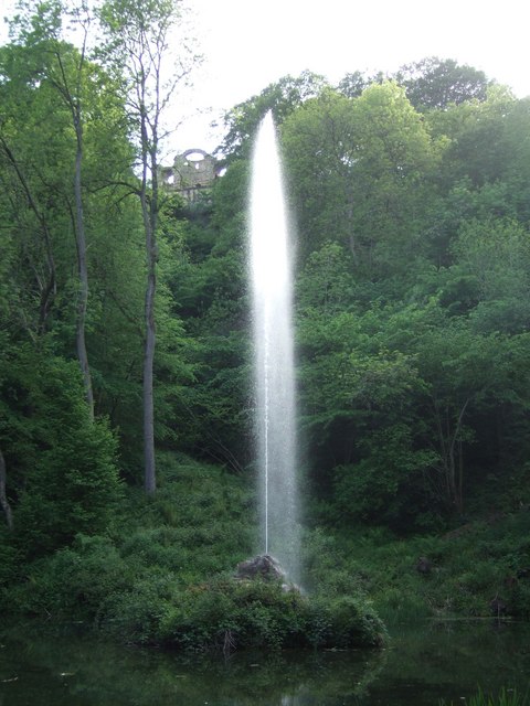 Hackfall Woods - the fountain at the fountain pond in full flow