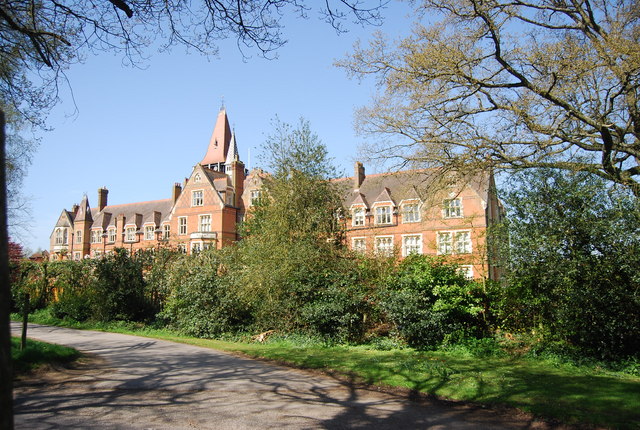 St Michael's School, Limpsfield Common © N Chadwick Cc-by-sa 2.0 