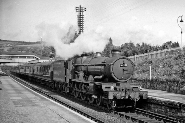 A 'Castle' on an Up stopping train at... © Ben Brooksbank cc-by-sa/2.0 ...