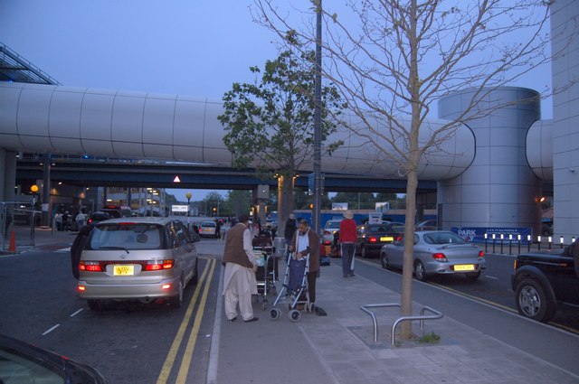 gatwick-airport-drop-off-trevor-harris-geograph-britain-and-ireland