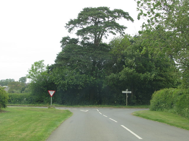 Road junction north of Hook Norton