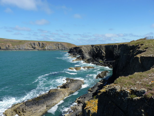 Cliff scenery at Gwbert © Richard Law cc-by-sa/2.0 :: Geograph Britain ...