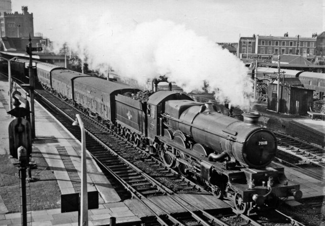 A 'Castle' passes Southall station on an Up Parcels