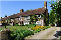 SP9416 : Country Home in Vicarage Lane, Ivinghoe by Cameraman