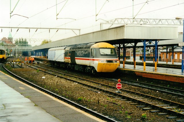 unusual-train-at-stockport-1999-rob-newman-geograph-britain-and