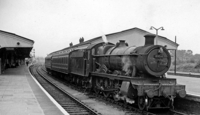 Stopping train from Salisbury at... © Ben Brooksbank cc-by-sa/2.0 ...