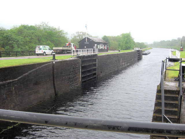 Gairlochy bottom lock pound © Stuart Logan cc-by-sa/2.0 :: Geograph ...