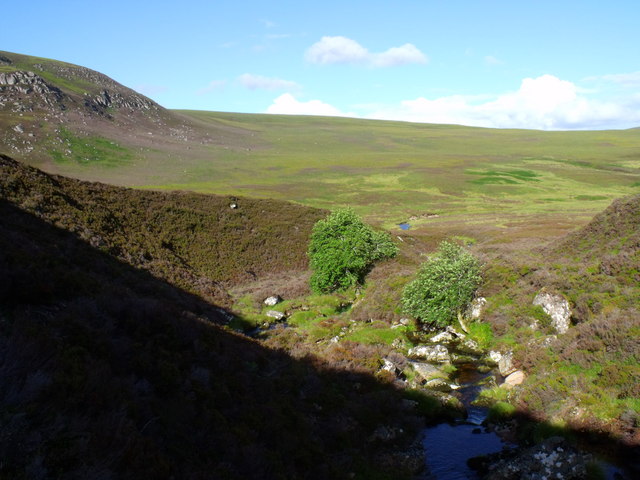 Allt a' Choire Riabhaich cutting through... © ian shiell cc-by-sa/2.0 ...