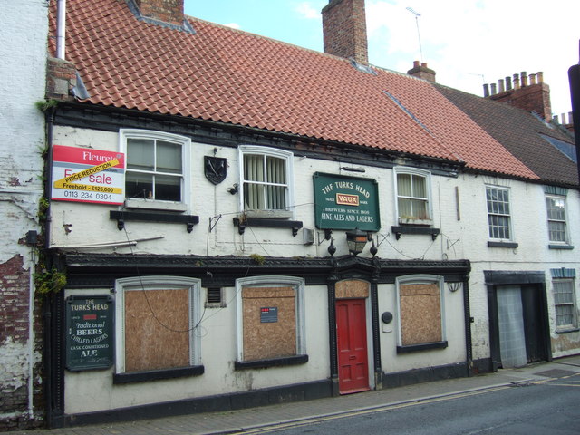 The Turks Head pub at the top of Low... © C P Smith cc-by-sa/2.0 ...