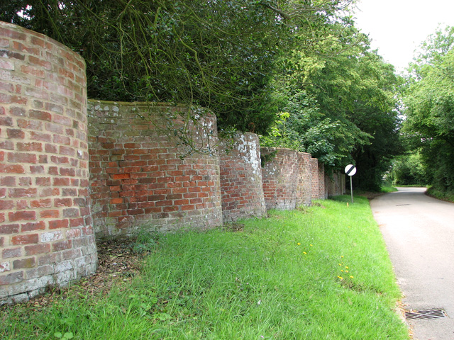Old crinkle-crankle wall beside Walpole Road, Bramfield