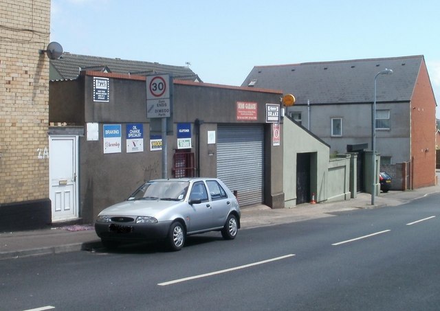 Sims Garage, Barry © Jaggery :: Geograph Britain and Ireland