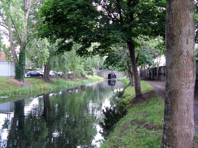 Dublin: Grand Canal © Dr Neil Clifton cc-by-sa/2.0 :: Geograph Ireland